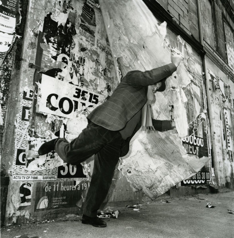 Fotografia wykonana przez przez Francoisa Poivreta, przedstawiająca Jacques'a Villeglé.