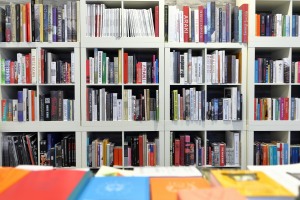 Białe regały z książkami.