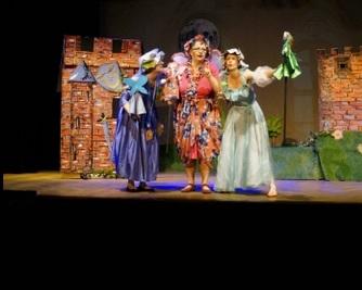 Zdjęcie aktorów grających w spektaklu.