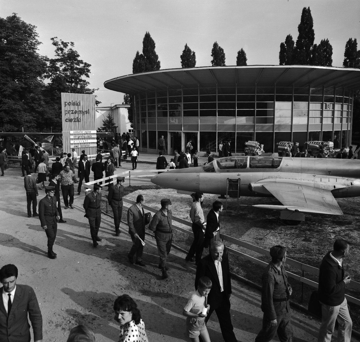 Pawilon Polskiego Przemysłu Ciężkiego, tzw. Parasol (proj. Jerzy Staniszkis), wybudowany w 1958 r., fot. z 1966 r. Zdjęcie z archiwum MTP.