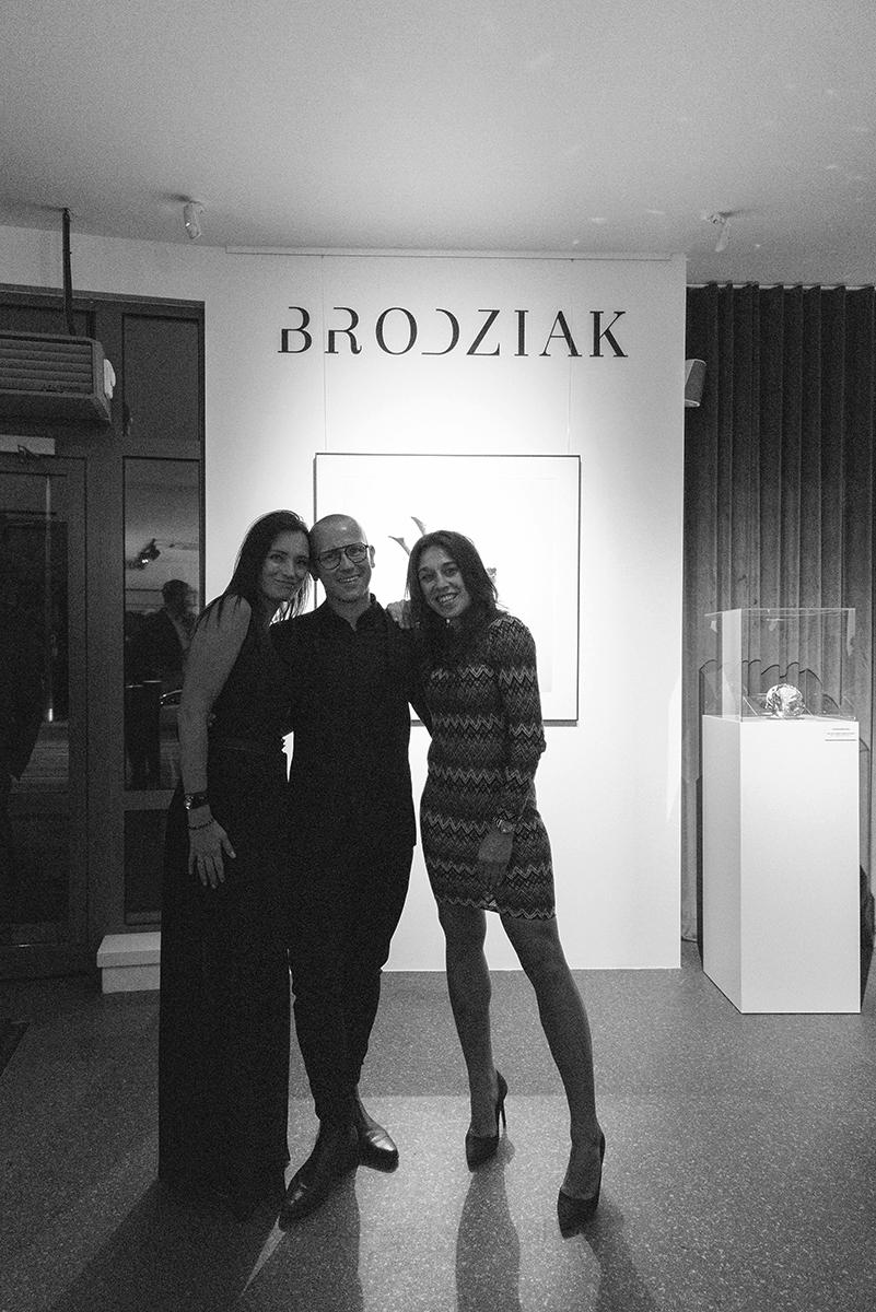 Fotografia Szymona Brodziaka z dwiema kobietami.