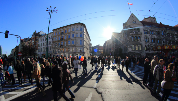 Fotografia ludzi na ulicy Święty Marcin.