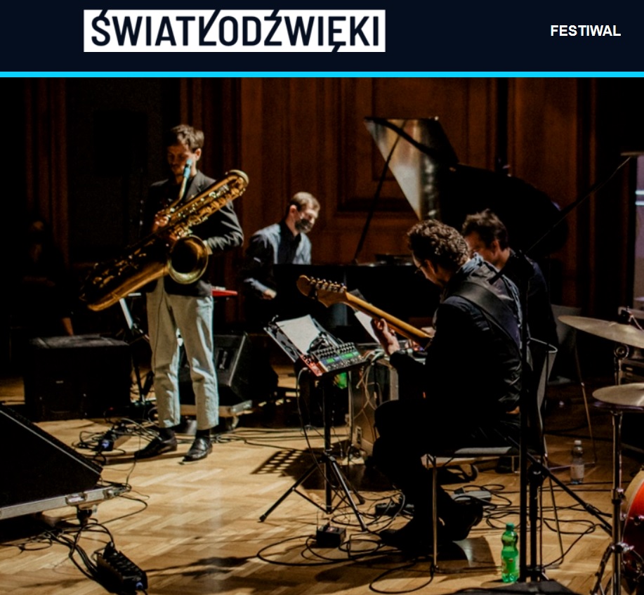 Ciemna fotografia została wykonana na sali koncertowej. Artyści w trakcie koncertu.