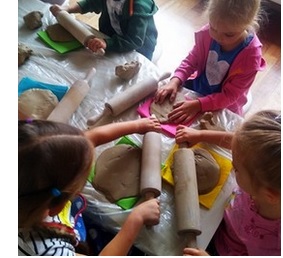 Dzieci podczas zajęć ceramicznych w ramach Strefy Zabawy.