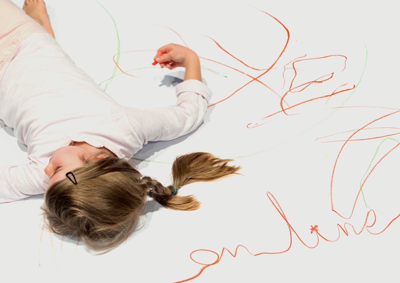 Fotografia Jakuba Wittchena. Dziewczynka leżąca na scenie.