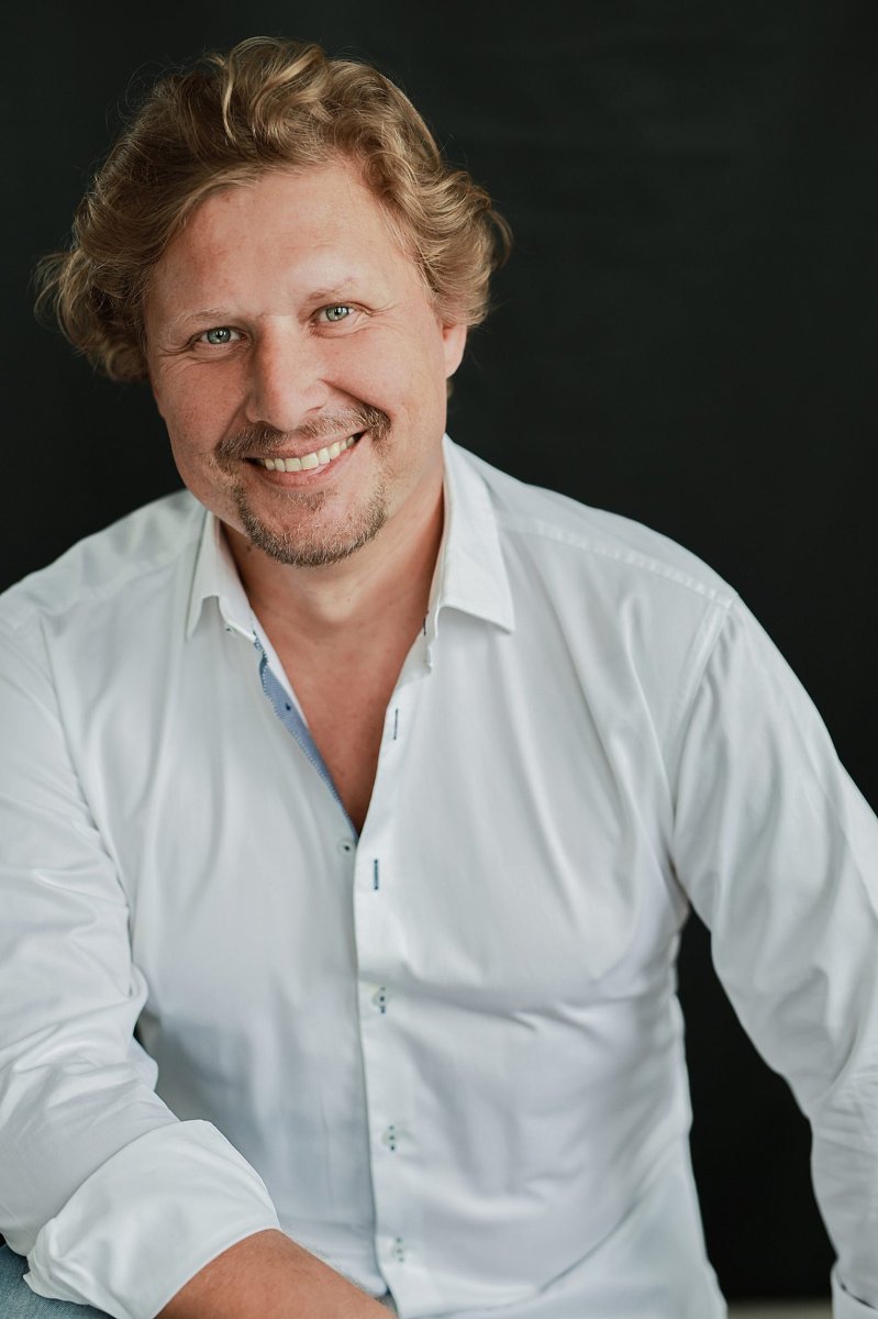 fotografia uśmiechniętego mężczyzny w białej koszuli