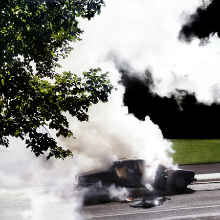 fotografia płonącego auta