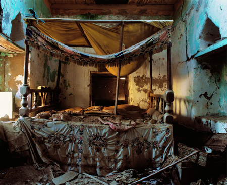 fotografia porzuconej sypialni