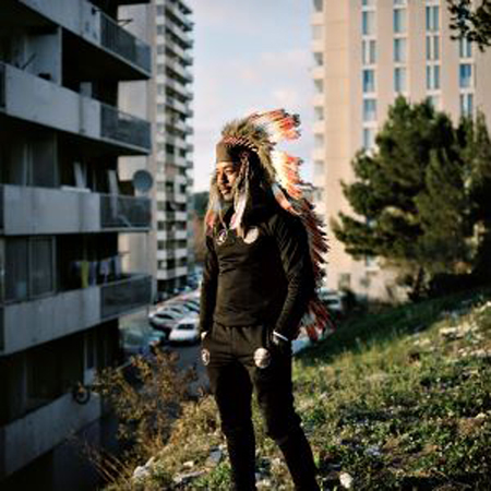 fotografia Yohanne Lamoulère - Indianin w blokowisku