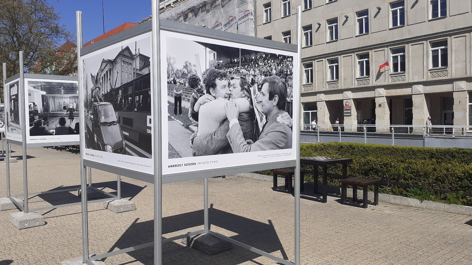 Wystawa na Placu Wolności. Na zdjęciu system wystawienniczy z czarno-białymi planszami przedstawiającymi zdjęcia reportera Andrzeja Szozdy.