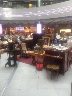 Zdjęcie, targowisko staroci, meble, porcelana, płyty winylowe.