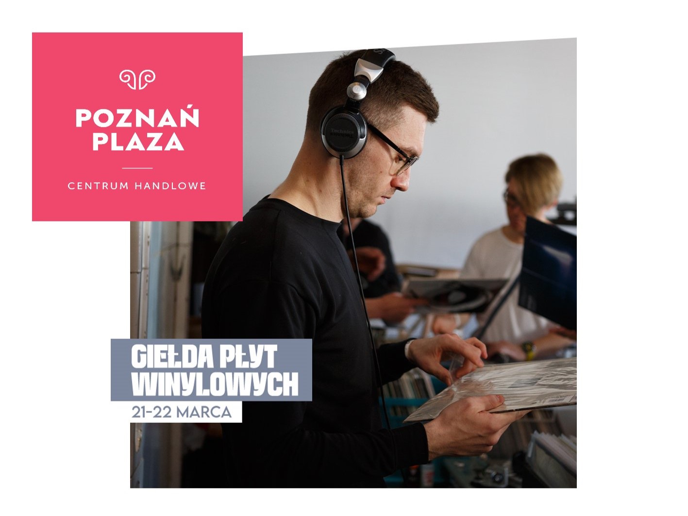 Mężczyzna w słuchawkach ogląda okładkę płyty winylowej, informacje o giełdzie płyt winylowych.