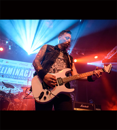 gitarzysta podczas koncertu