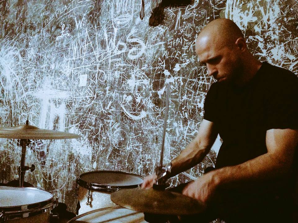 Gołębiewski gra na perkusji