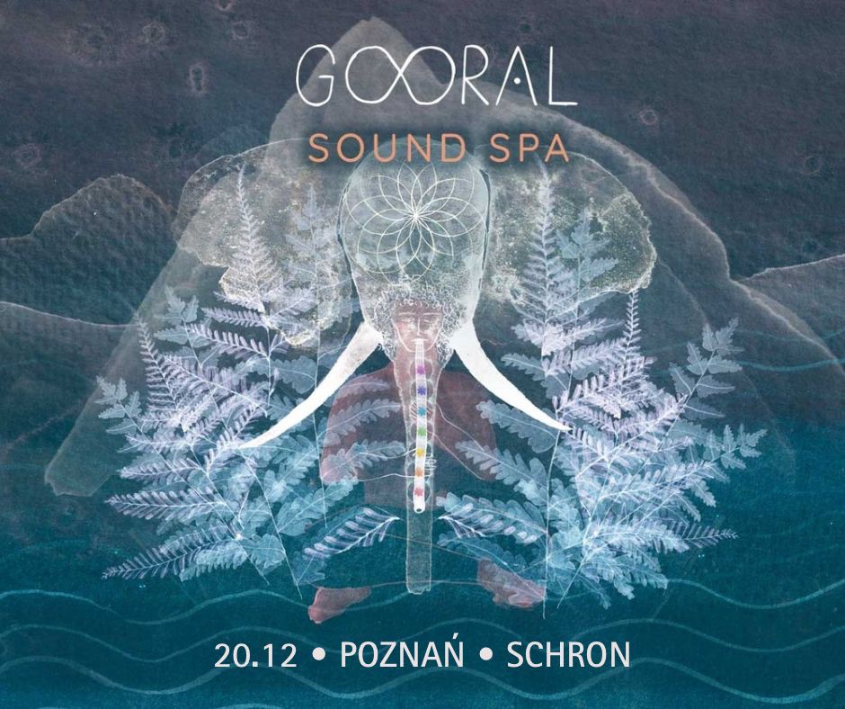 Abstrakcyjna, spokojna grafika w odcieniach błękitu i zieleni. Centralnie znajduje się stylizowana sylwetka medytującej postaci z motywami roślinnymi i geometrycznymi, przypominającymi liście i mandalę.