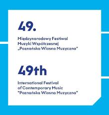 Na białym tle w niebieskiej ramce napis 49. Międzynarodowy Festiwal Muzyki Współczesnej Poznańska Wiosna Muzyczna w języku polskim i angielskim.