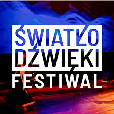 Na grafice napis Światło Dźwięki na niebiesko-pomarańczowym tle.