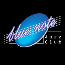 Grafika przedstawia logo klubu Blue Note - niebieską nutę na czarnym tle.