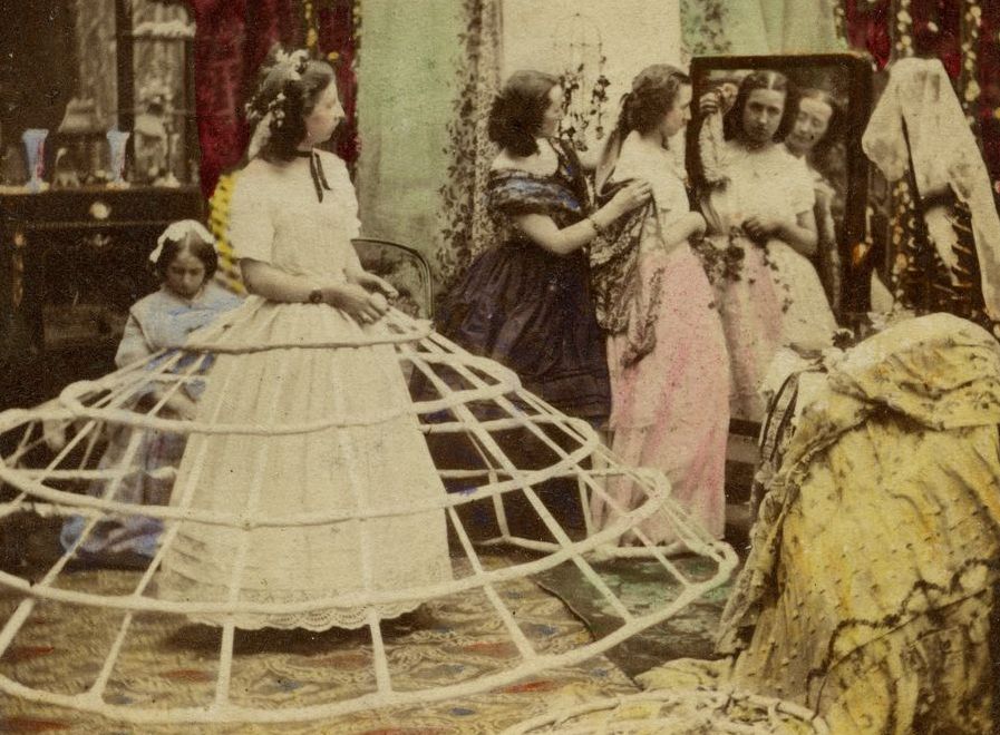 Na grafice jeden z obrazów prezentowanych na wystawie Krynolina.