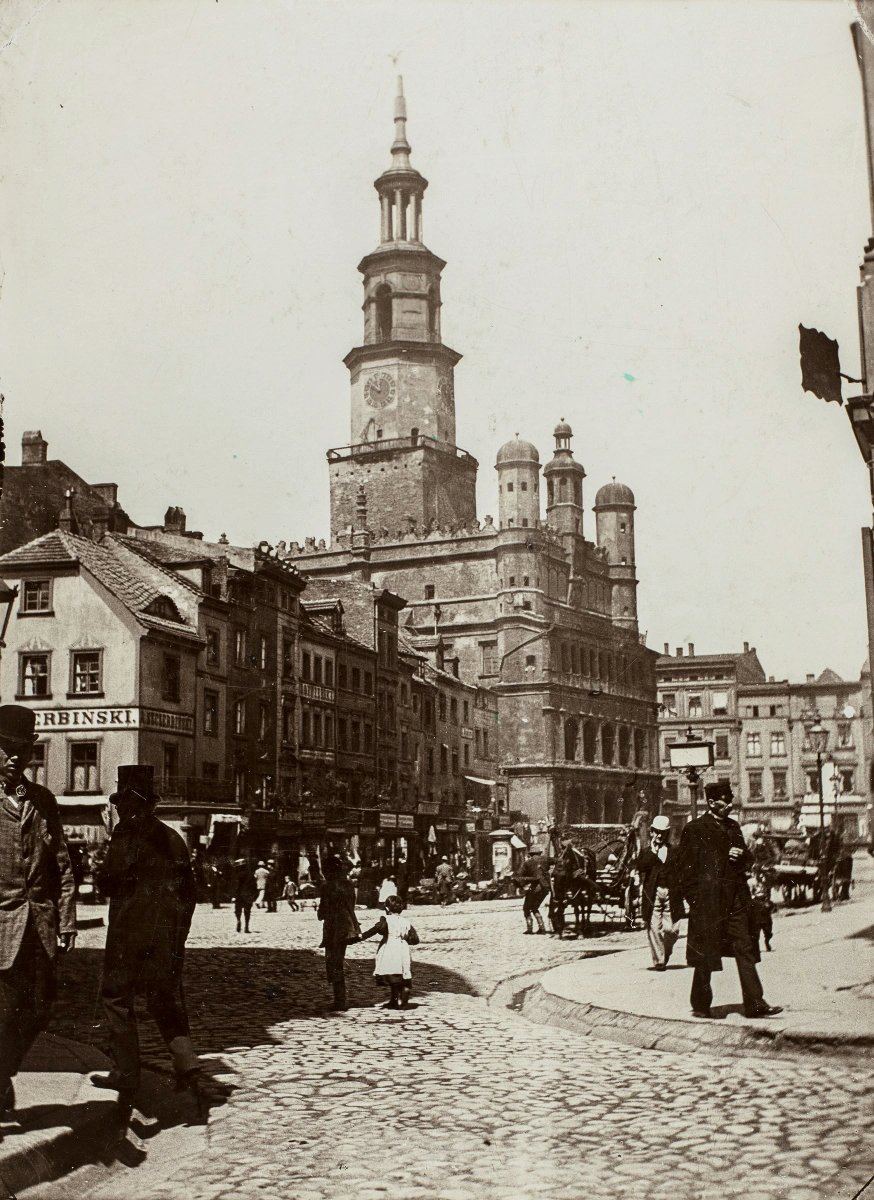 Na grafice zdjęcie ratusza autorstwa artysty.