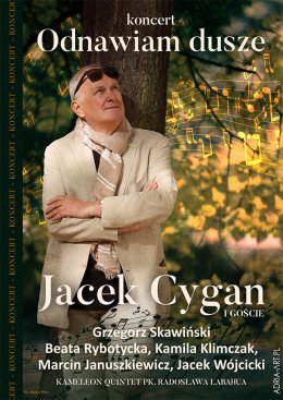 Na grafice Jacek Cygan w jasnej marynarce i szalem na szyi stoi pod drzewem..