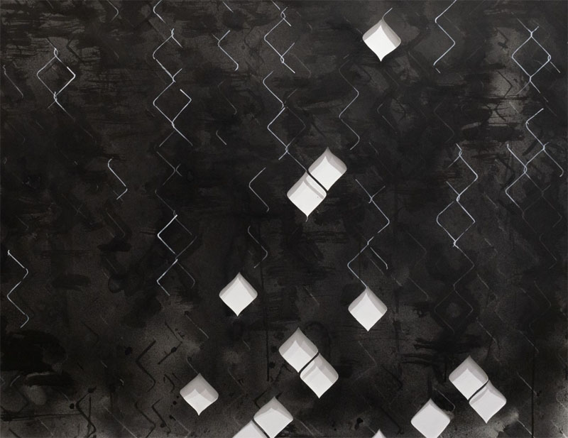 Siatka na ciemnym tle. Kilka oczek wypełnionych białymi kryształkami.