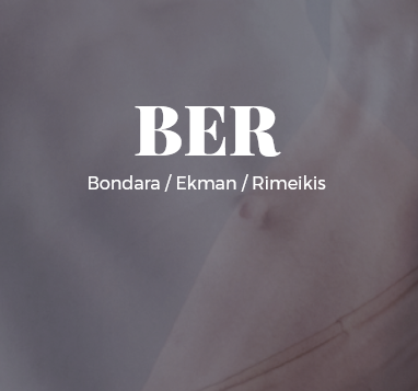 beżowe tło grafiki, pośrodku napis BRE, poniżej trzy nazwiska Bondara, Ekman i Rimeikis