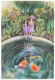 Ilustracja autorstwa Anny Ziętkiewicz. Dwie dziewczynki w fioletowych sukienkach na brzegu stawu, w którym pływają trzy pomarańczowe ryby. W tle bujna roślinność, w tym kwitnące kwiaty.