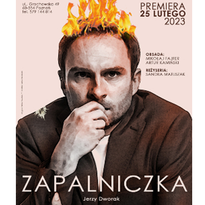 Na bladoróżowym tle fragment postaci mężczyzny w brązowej marynarce. Mężczyzna trzyma dłoń przy ustach, patrząc wprost w obiektyw, na ramieniu marynarka ma białą plamę. W tle napisy informujące o wydarzeniu.