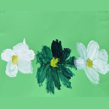 Grafika przedstawia trzy namalowane obok siebie farbami kwiatki.