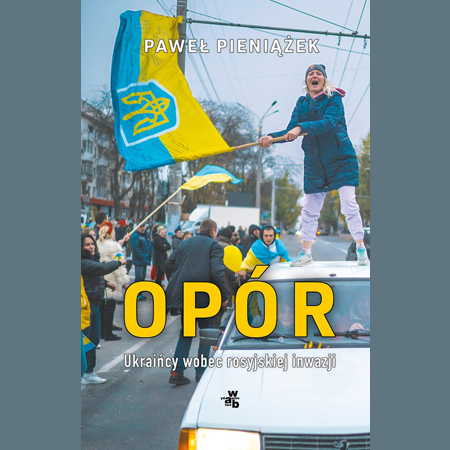 Okładka książki. W centralnej części fotografii widać kobietę stojącą na samochodzie, w ręku trzyma flagę w barwach Ukrainy. W tle dostrzec można tłum ludzi.