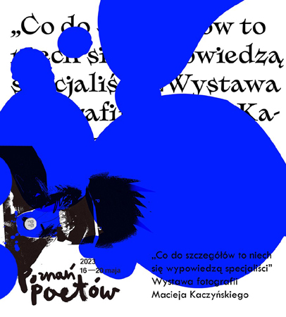 Grafika w kolorach bieli i intensywnego niebieskiego. W tle czarne napisy-hasła, które przykrywają plamy w kolorze kobaltu. W dole grafiki widoczne logo Poznania Poetów, tytuł spotkania i nazwisko. Z lewej strony pojawia się ciemna postać.