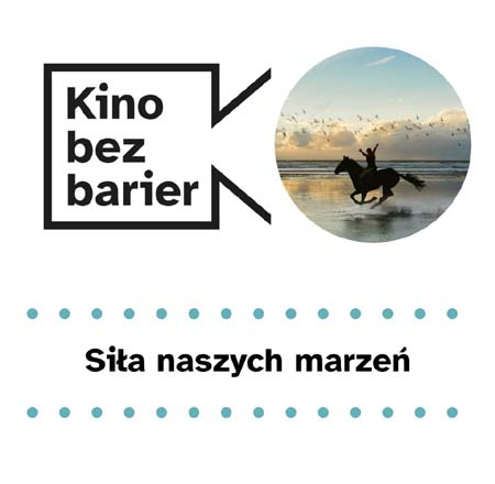 Grafika przedstawia logo Kina bez barier na białym tle i kadr z filmu w okręgu. Kadr przedstawia pędzącego po plaży konia, na którego grzbiecie siedzi dziewczyna. Poniżej duży czarny tytuł "Siła naszych marzeń" pomiędzy rzędami zielonych kropek.