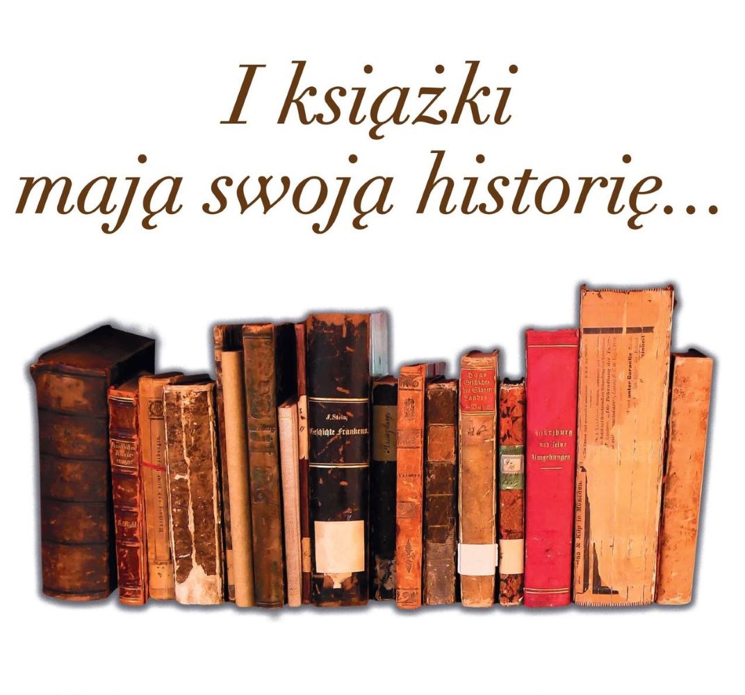Rząd grzbietów starych ksiażek w różnych kolorach, oprawach, rozmiarach.