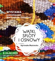 Tło, a zarazem główną część grafiki stanowi fotografia tkaniny w wielobarwne, wielokształtne plamy o różnorodnej fakturze. Na zdjęcie nałożone białe koło, w środku czarny napis: "WATKI, SPLOTY I OSNOWY, prowadząca: Agnieszka Błędowska". W lewym górnym rogu biały napis: "WYSTAWA uczestniczek Warsztatów Gobelinów". W lewym dolnym rogu: "5-23.02.2025, Laboratorium CK ZAMEK".