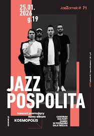 Plakat koncertowy zespołu Jazz Pospolita. Czterech mężczyzn stoi frontalnie na ciemnym tle; ubrani w casualowe, ciemne i jasne stroje. Po lewej pionowy, koralowy pas z datą "25.01.2026, g. 19". Duży biały napis "JAZZ POSPOLITA". Informacje: "koncert promujący nowy album Kosmopolis", "Centrum Kultury Zamek w Poznaniu, Sala Wielka", oznaczenie "JazzZamek #71". Kolorystyka czerni, bieli i koralu.