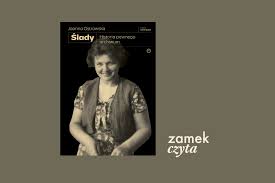 Na oliwkowym tle okładka książki Joanny Ostrowskiej pod tytułem "Ślady. Historia pewnego archiwum". Na okładce uśmiechnięta kobieta w krótkich włosach, ubrana w kwiecistą sukienkę i kamizelkę.
