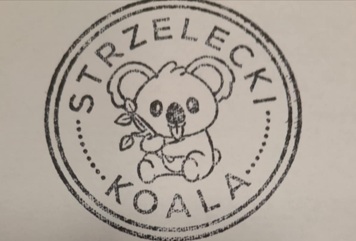 Na grafice pieczątka z koalą.