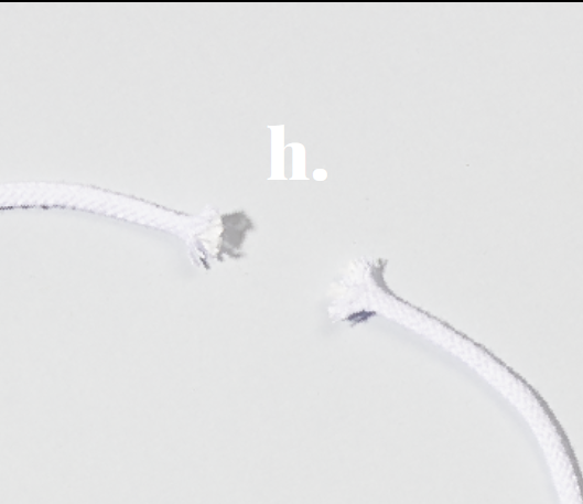 na jasnym tle biały tytuł spektaklu, poniżej fragment zerwanego sznurka o postrzępionych końcówkach