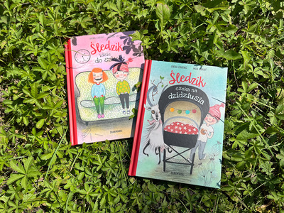 na zielonej trawie leżą dwie książki o przygodach Śledzika