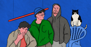 Ilustracja przedstawiająca trzech mężczyzn na niebieskim tle, mężczyzna z lewej strony pali papierosa. Obok nich widać czarno-białego kota siedzącego na niebieskim krześle.