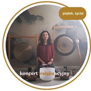 Kobieta siedzi przy misach i gongach do grania.