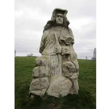granitowy posąg bretońskiego świętego