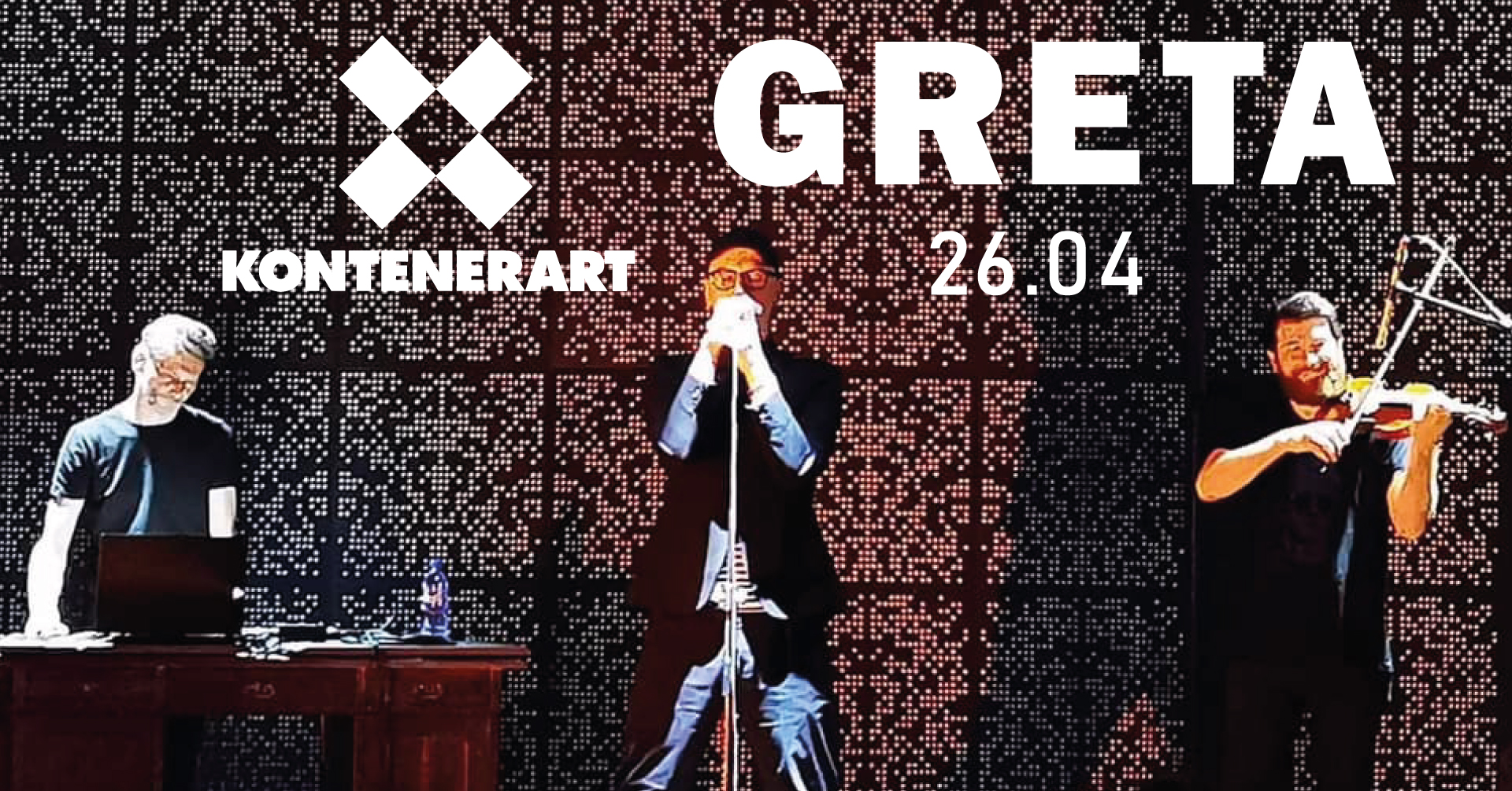 Trzech mężczyzn stoi na scenie. Po lewej mężczyzna obsługuje konsolę DJ'a. Na środku mężczyzna śpiewa. Po prawej mężczyzna gra na skrzypcach. W tle świecący ekran. Napisy: "KontenerART. GRETA 26.04".