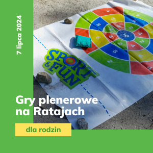 Na zielonym tle zdjęcie zabawki, która polega na rzucaniu woreczka z grochem na tarczę, która leży na ziemi.