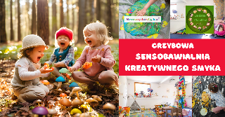 Zdjęcie przedstawia kolaż obrazów związanych z miejscem zabaw dla dzieci. Główne zdjęcie pokazuje trójkę małych dzieci bawiących się drewnianymi grzybkami w lesie. Na zdjęciach widoczne są także strefy zabaw sensorycznych z różnymi teksturami i kolorami. Ogólna tematyka obrazu to zabawa i kreatywność. Kolory są jasne i zachęcające, a obrazy są radosne i pełne zabawy.