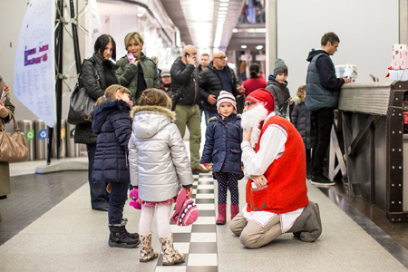 Gwiazdor rozmawia z dziećmi