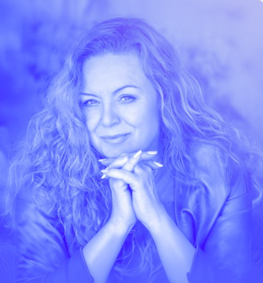 Zdjęcie artystki w rozpuszonych włosach.