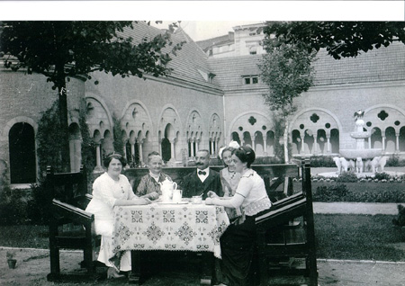 herbatka na dziedzińcu