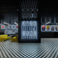 Hol kina Muza z jasno świecącym neonem i czarno-białą posadzką w szachownicę.